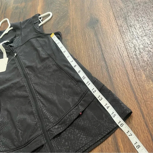 Lululemon Light Speed Reflective Vest Size 2 in Desert Snake Embossed Black NWT - Picture 11 of 12